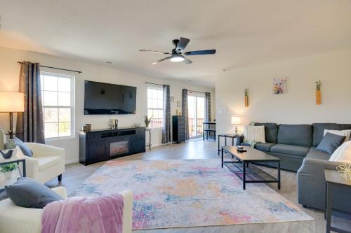 Fulton House | 2 Mi to Dtwn Fulton Meadowlark Home with Deck!