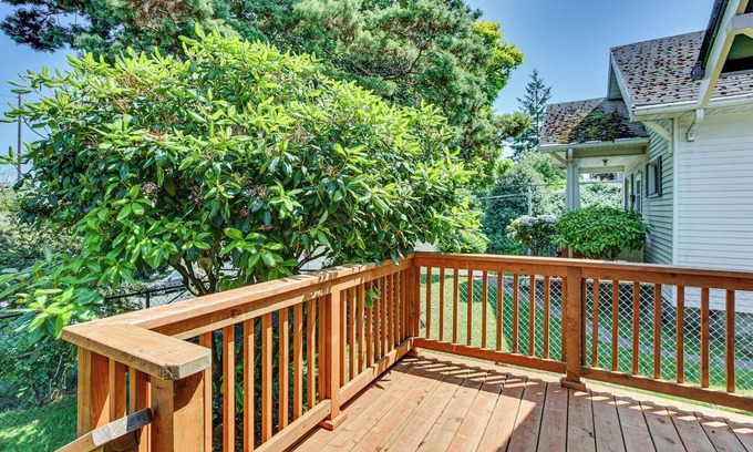 Hilltop Cottage | 2 Mi to Dtwn Tacoma: Charming Home w/Deck & Yard!
