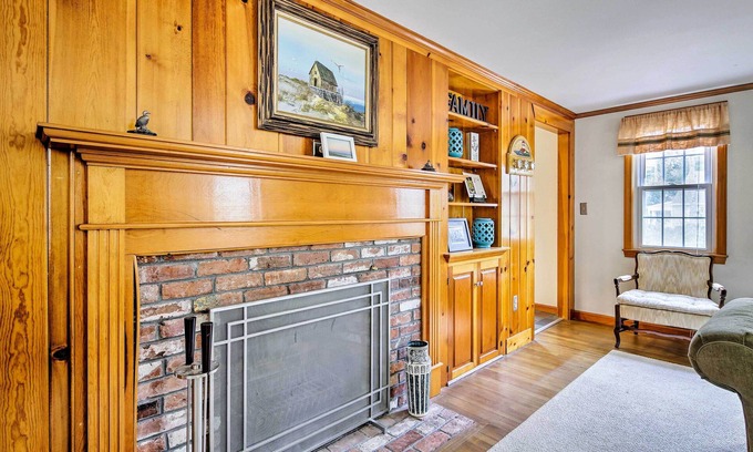 Mashpee Cottage | 2 Mi to Shore: Home w/BBQ & Beach Gear in Mashpee