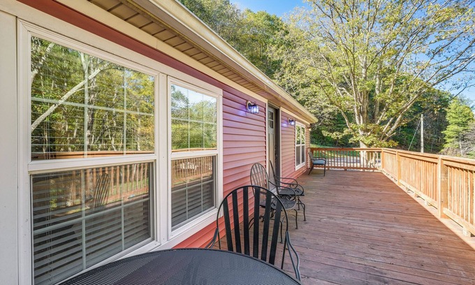 Warm Springs House | 2 Mi to Warm Springs Pools: Home w/Large Yard!