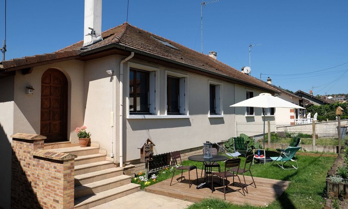 Avon House | 2 mins from the Château park gite Casableau Kidsfriendly family climber animaln