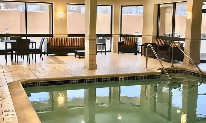 West Dundee House | 2 Pet-Friendly Units Close to Jelkes Creek Bird Sanctuary, FREE Parking!