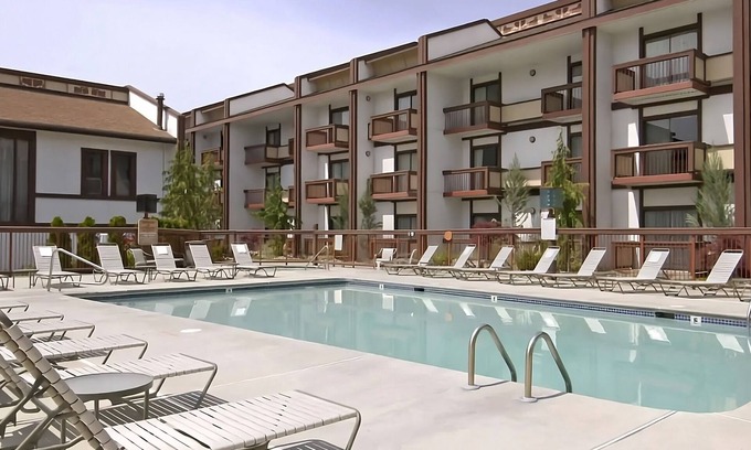 Wenatchee Hotel | 2 Premium Units Perfect for Groups! Free Parking, Enjoy on the Pool!