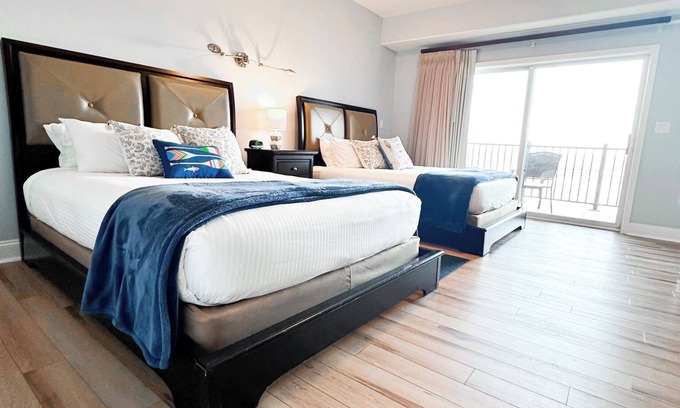 Lake Ozark Condo | 2 Queen Beds | Kitchenette | Lakefront Balcony | Resort Amenities