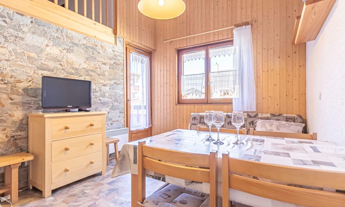 Aussois Apartment | 2-room apartment with terrace and WIFI, near leisure base, for 4 people.