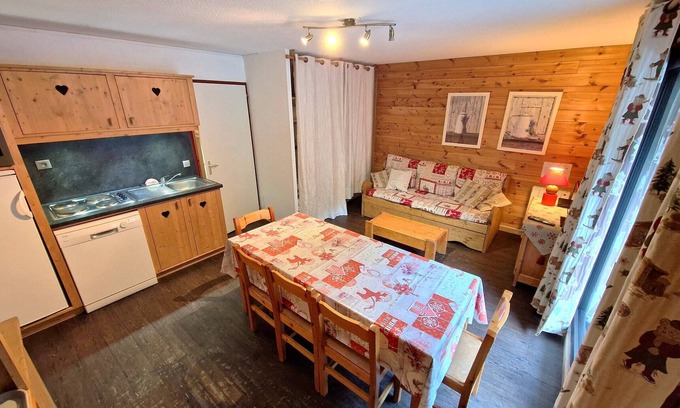 Valfrejus Apartment | 2 Rooms+Cabin, 6-8 Pers, 42m², Heart of Resort, Near Slopes, TV, DVD