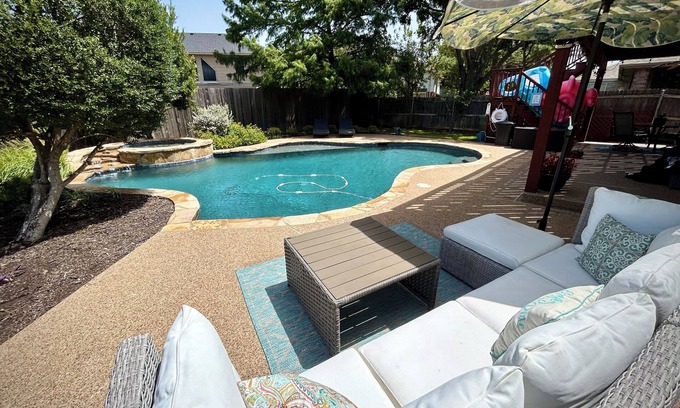 Southeast Arlington House | 2 Story🏡 POOL 🏊🏼♀️ HOT TUB Spacious 🐶Friendly Centrally Located KING & Queen Beds