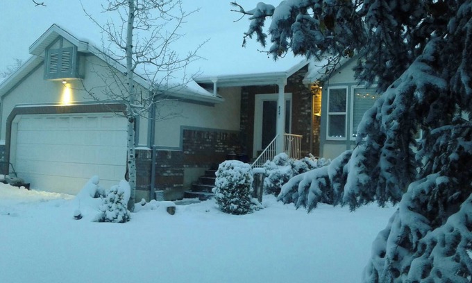 West Jordan House | 2 story, private, quiet upscale neighborhood MINUTES FROM 4 MAJOR SKI RESORTS