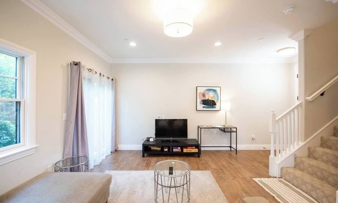 Mid Central House | 2-story/spacious/secure close to food/storesn