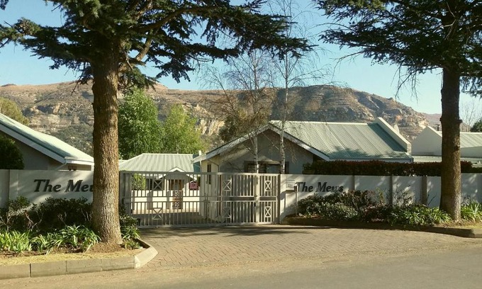 Clarens Apartment | 2 The Mews - easy walk to town and the CVC