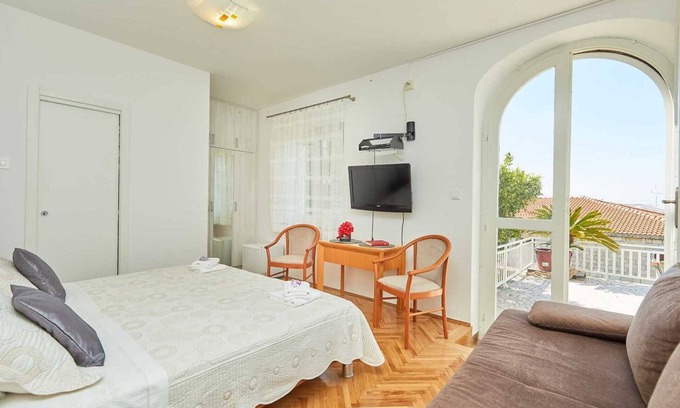 Montovjerna Apartment | 2 Triple Room Villa Kate Dadić