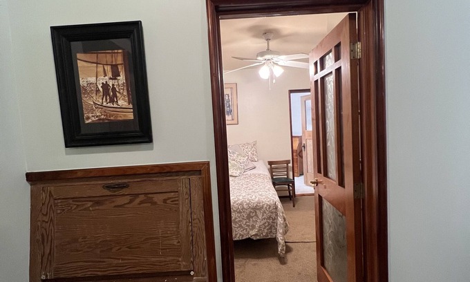 Eastside Apartment | #2-Walk to Beach, Museum, Theater, shops & restaurants