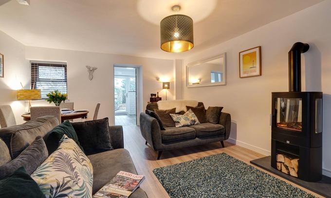 Bangor Cottage | 2 YSGOLDY, family friendly, country holiday cottage in Bethesda