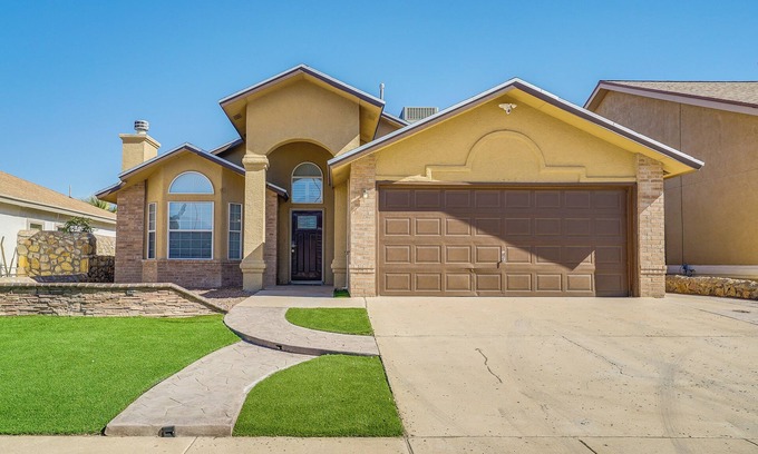 Biggs Field House | 20 Mi to Dtwn El Paso: Pet-Friendly Retreat!