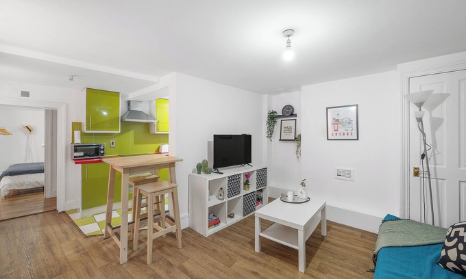 Camberwell Green Apartment | 20 min from London centre| 2 bedrooms w/ensuite baths, kitchen & living room.