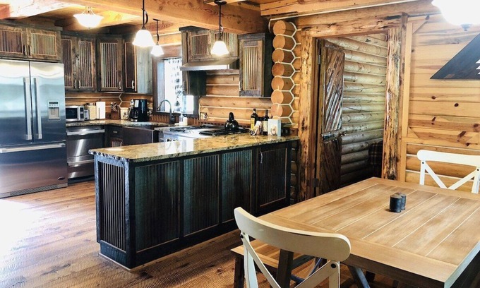 Island Park Cabin | 20 mins to YNP-Cabin-Pet friendly