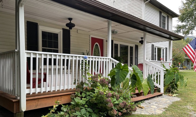 Black Mountain House | 20 Minutes from Biltmore House, 15 to Asheville.