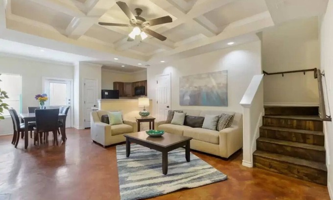 Selma House | 20% OFF Updated 3BR 2.5BTH Townhome - Pet-friendly - Fast WiFi-Driveaway Parking