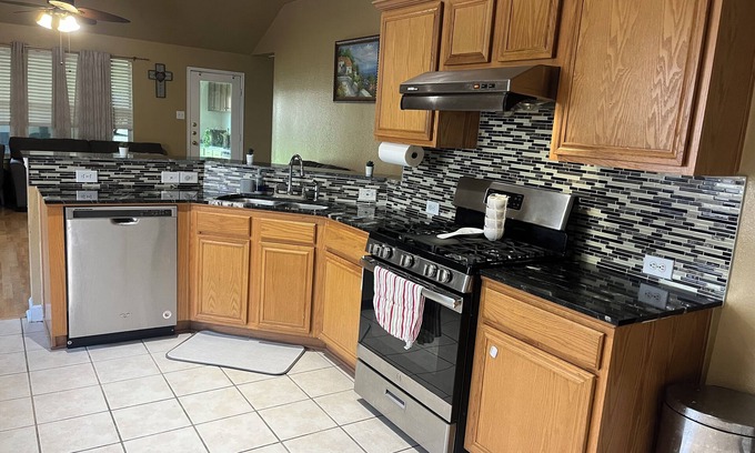 Hurst House | 2000 SqFt house in awesome Neighborhood with AC, fitness room, WiFi