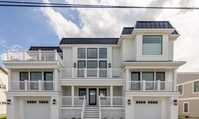 Lewes House | 2003 Cedar - The views from this home are stunning!