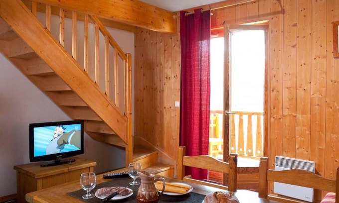 Saint-Sorlin-d'Arves Apartment | 200m from ski slopes, fitness, swimming pool, terrace, balcony, parking, 30-35m²