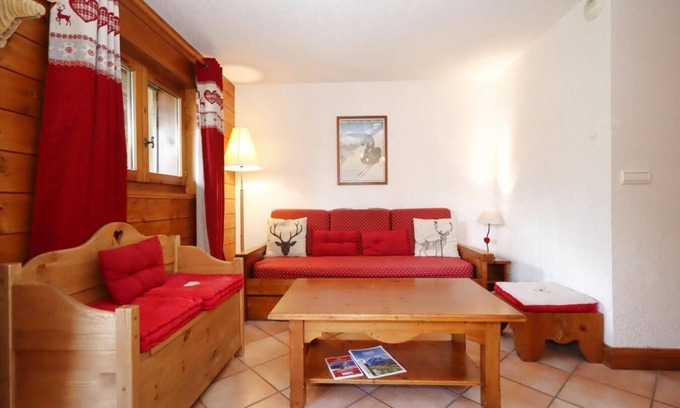 Les Houches Apartment | 200m from ski lifts, Ground floor, view mountain, swimming pool, balcony, parking, tv, ski locker