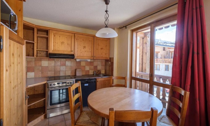 Lanslevillard Apartment | 200m from ski slopes, fitness, swimming pool, sauna, hammam, balcony, tv, ski locker, 35m²