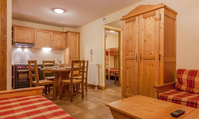 Lanslevillard Apartment | 200m from ski slopes, fitness, swimming pool, sauna, hammam, balcony, tv, ski locker, 43m²