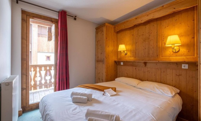 Lanslevillard Apartment | 200m from ski slopes, fitness, swimming pool, sauna, hammam, balcony, fireplace or stove, tv