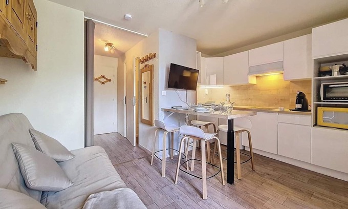 Les Bruyeres Apartment | 200m from ski slopes, 7th floor, balcony, tv, ski locker, 23m², Les Menuires