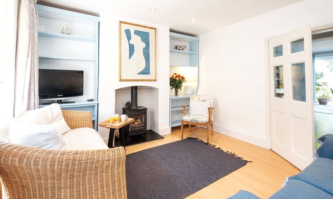 Aldeburgh Cottage | 201 High Street - sleeps 4 guests in 2 bedrooms