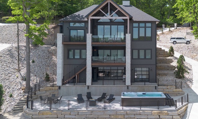 Sunrise Beach House | 2025 Top Rated Lakefront Home 7 bed,Private Dock,Hot Tub/Pool 13MM in Porto Cima