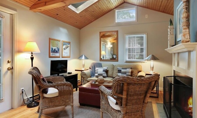 Union Pier Cottage | (2026 OPEN!) Adorable Union Pier Cottage Close To Beach and Downtown!
