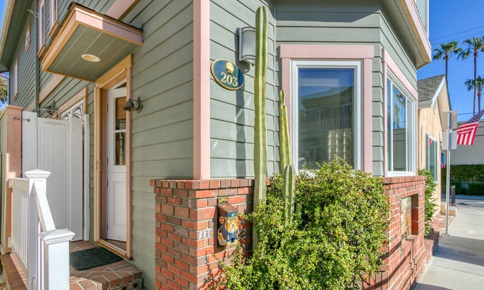 Avalon House | 203D: Beautiful Custom Built Home, 1 Block From The Beach/Shopping, A/C WIFI - 2