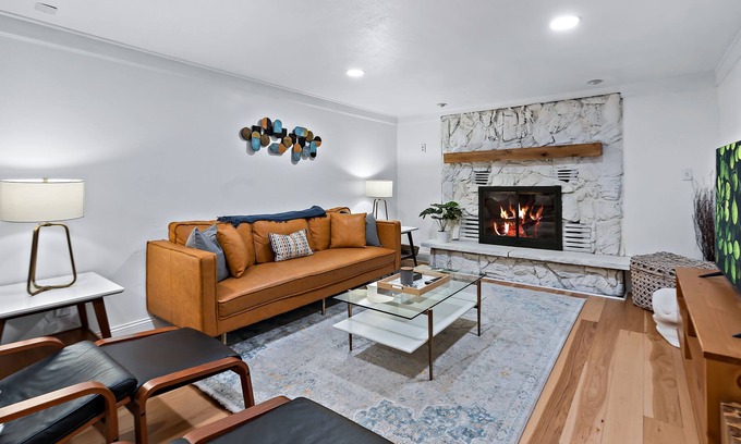 Highlands House | 20mins to Denver, Boulder, Red Rocks, 6 Person Hot Tub & Fire Pit, Fireplace