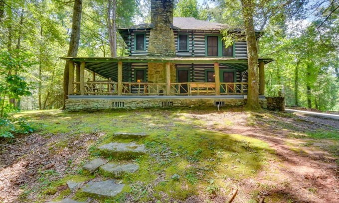 Rocky Bottom House | 21 Mi to Devils Fork State Park Sunset Cabin!