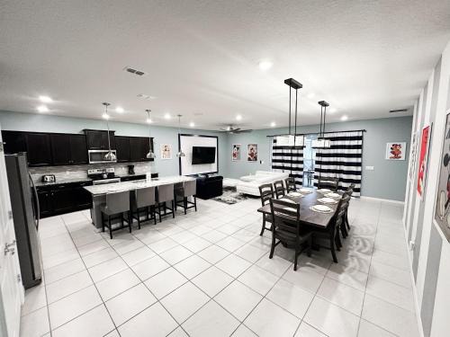 Davenport House | 2127LC- Windsor Island home
