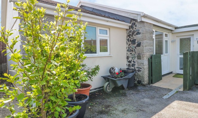 Mullion House | 22 TREMBEL ROAD, family friendly, with a garden in Mullion