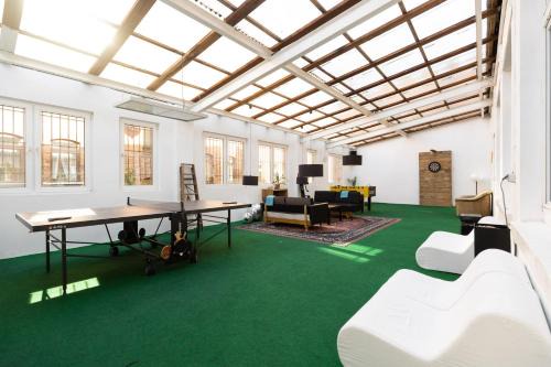 Erfurt Apartment | 230 m2 Loft mit eigenem Wintergarten mit Tischtennis & Dart, kostenloser Parkplatz