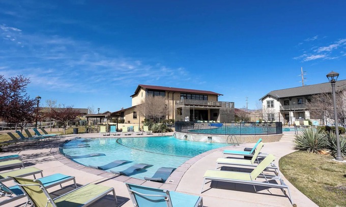 Albuquerque Apartment | 24/7 resort style pools, jacuzzi, sauna, gym. 3 Bedrooms 5 bath townhome.