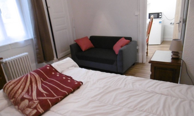 Neris-les-Bains Apartment | 24M2 F1 APARTMENT on independent ground floor in quiet street