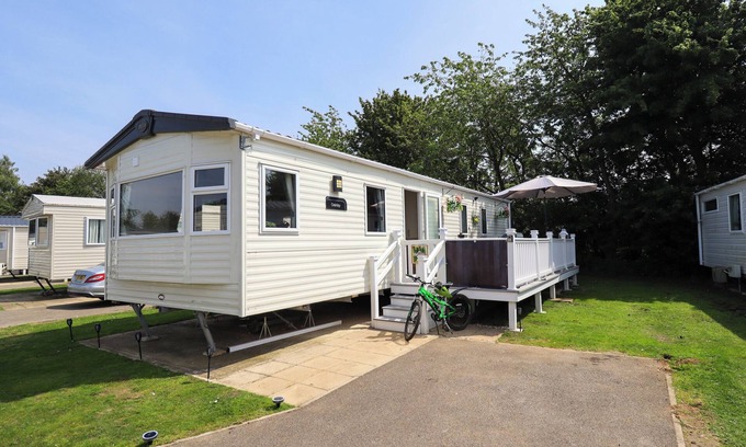 Tattershall Cottage | 25 KINGFISHER COURT, pet friendly, with hot tub in Tattershall