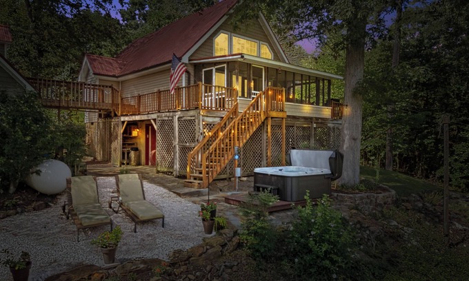 Whiteside Cabin | 25% Off - Cozy River Retreat - Hot Tub ~ Family Fun ~ Fire Pit
