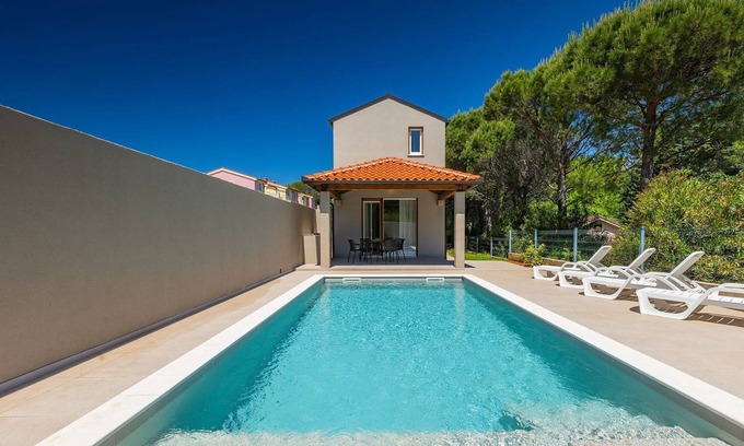 Premantura House | 250 metres to the beach with private pool, BBQ, air conditioning