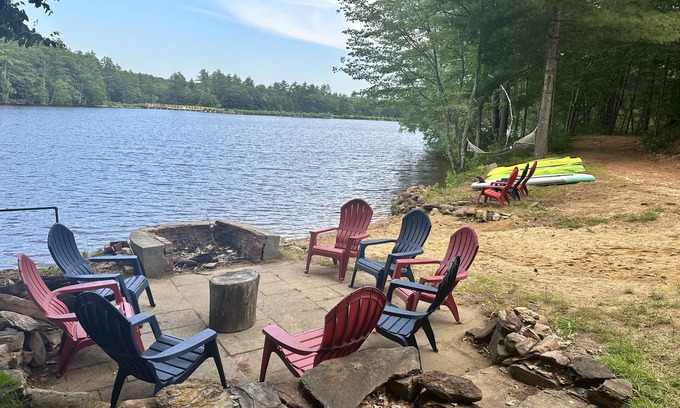 Rochester House | 250ft sandy lakefront oasis - 3BR/2BA