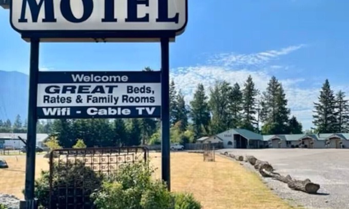 Columbia Falls House | #26 TWO QUEEN BEDS in hotel with WiFi, AC in enchanting C. Falls. 20 mi to GNP