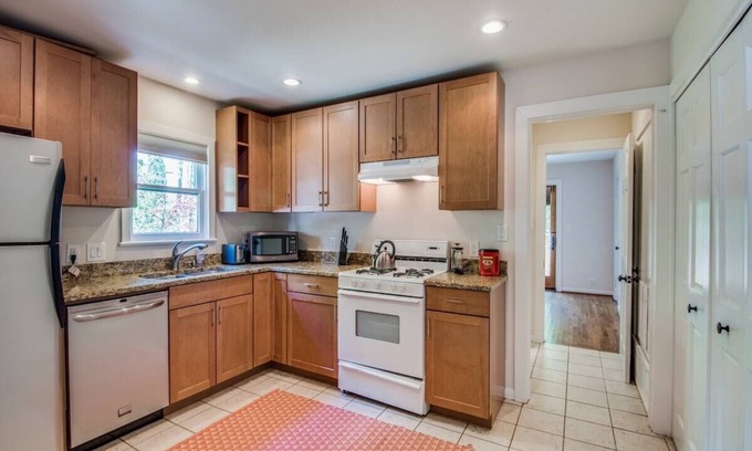 Uptown House | 2622 left side · Driem House | Chic Uptown cottage with yard