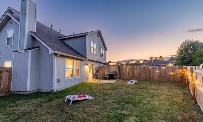 Lawrence House | 2729 Grand Cir · Lawrence Layup - Cozy King Suite, Games, Iowa St