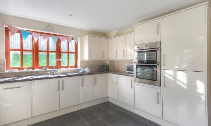 Lyme Regis Cottage | 28 Barnes Meadow
