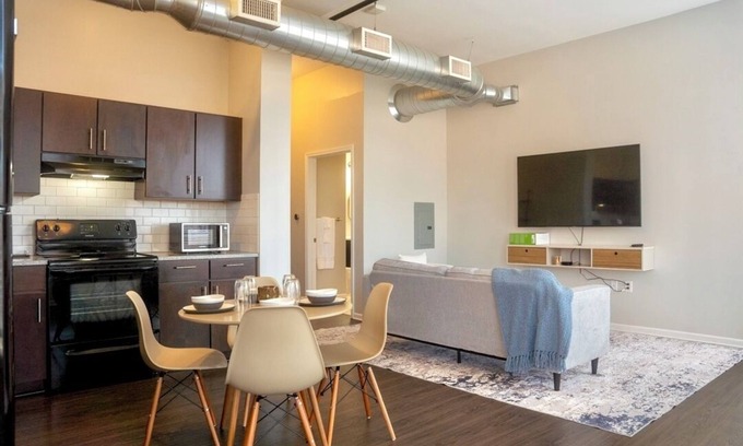 Garment District Apartment | 2B/BR Live/Work Space catered to Businessmen, Travel Nurses, Techies